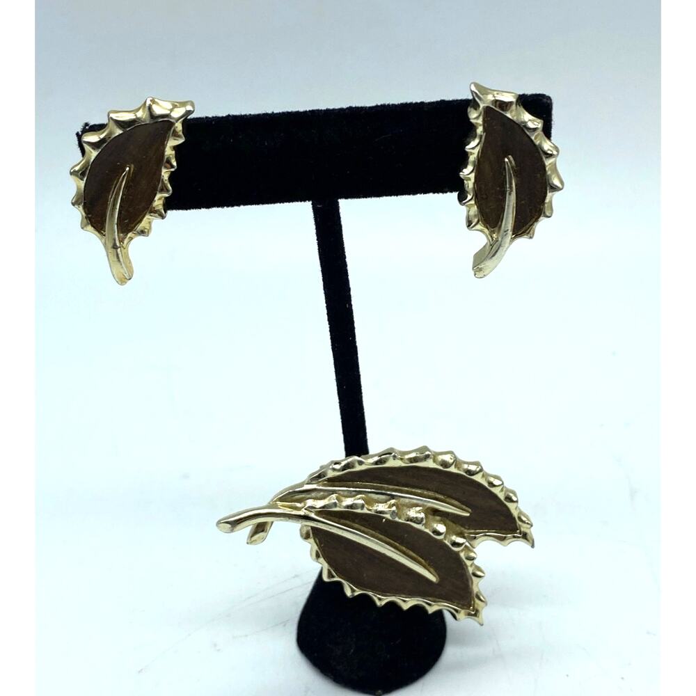 Vintage Sarah‎ Coventry 1968 Wooded Gold Tone Wood Leaf Brooch and Earring Set